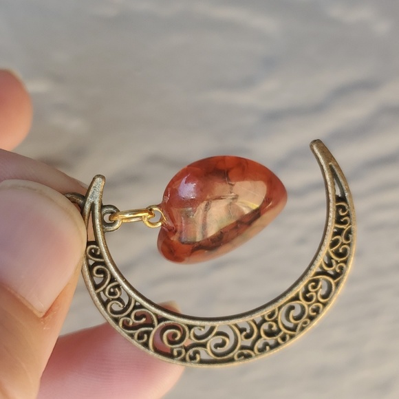 New Carved Heart Shaped Red Dragon Veins Agate Crescent Moon Bronze Pendant. - Picture 4 of 5
